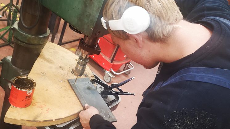Mikkel arbejder på opgaven