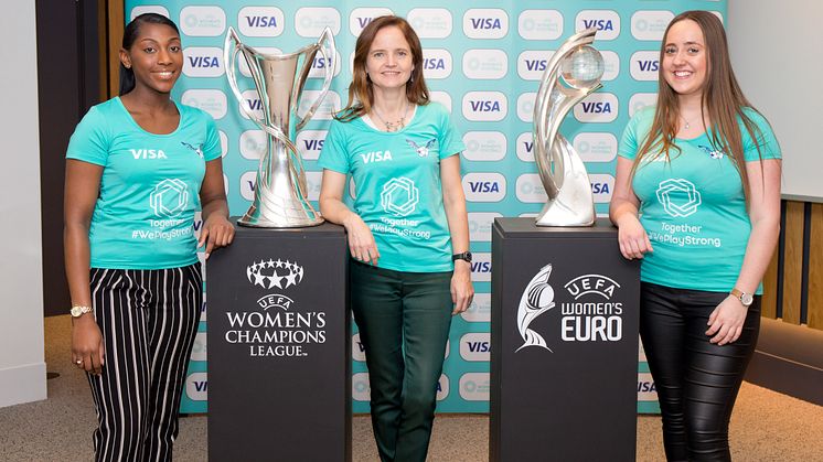 Charlotte Hogg (Mitte), CEO von Visa in Europa, kündigt heute in London gemeinsam mit Visa Auszubildenden Munirah Sawyers (links) und Olivia Ironmonger (rechts) die UEFA-Partnerschaft an.