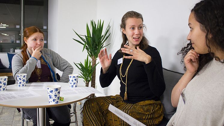 Emma Hernejärvi, Sofia Nordin och Nadira Nechma diskuterar texter under höstens scriptural reasoning-cirkel.