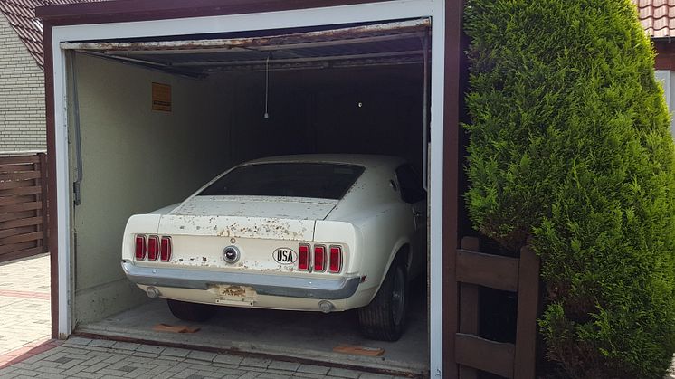 Garagenfund auf der Retro Classics: Ein Mustang-Traum in weiß am BELMOT Messestand