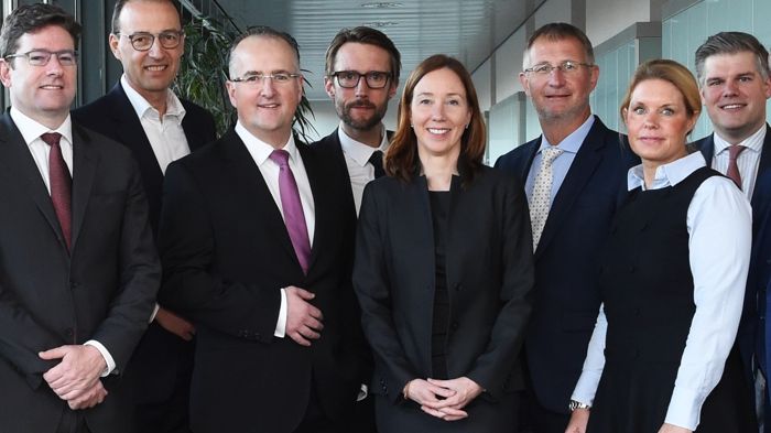 apoBank-Vorstand Holger Wessling (3. v. r.) und Volker Mauß (3. v. l.) mit Referenten