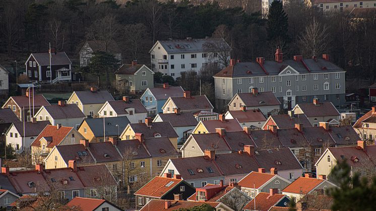 I Göteborg steg villapriserna med 2,5 procent i februari. Vy över takåsar i stadsdelen Kungsladugård.