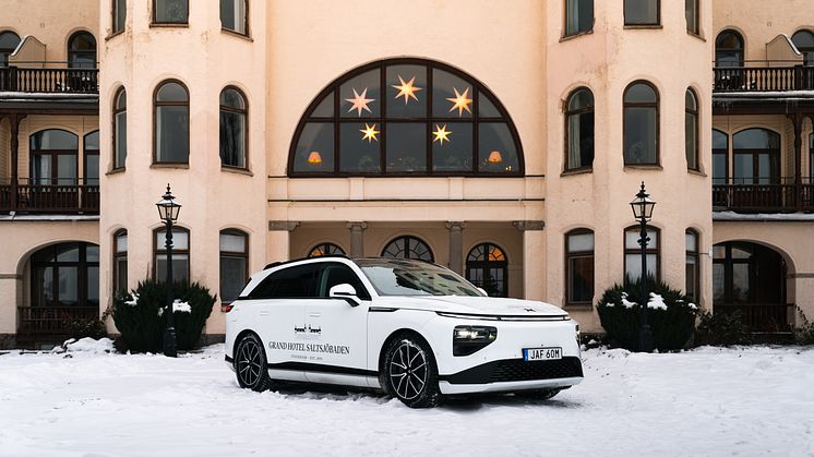 XPENG G9 parkerad framför Grand Hotel Saltsjöbaden.