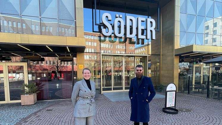 Centrumledare Alexandra Werder Hallonkvist och Axel Swanstein på Kulturhotellet AB utanför huvudentrén till gallerian SöDER