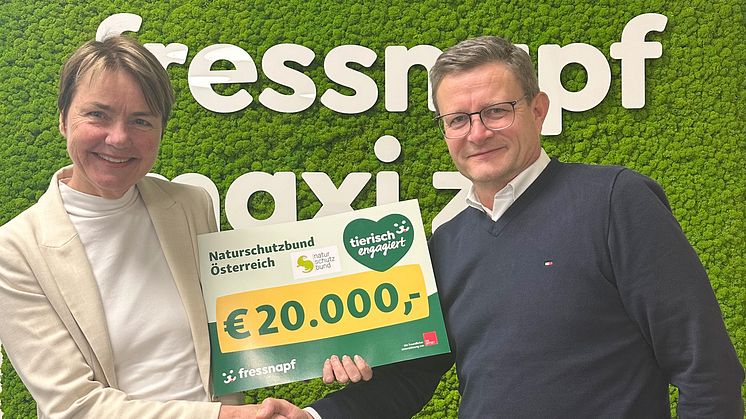 Fressnapf Geschäftsführer Hermann Aigner übergibt die Spende von 20.000 Euro an Birgit Mair-Markart, Bundesgeschäftsführerin Naturschutzbund Österreich