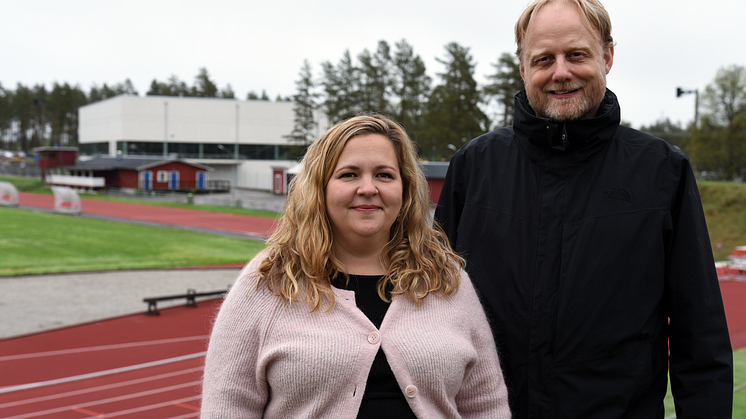 Christina Sundnäs, fritidssamordnare och Patrik Svedlund, arenasamordnare, framför det nya arenaområdet i Timrå.