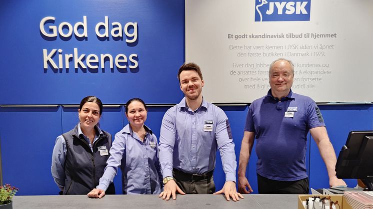 De ansatte i JYSK Kirkenes har invitert ordføreren i Sør-Varanger til butikkåpning. Fra høyre distriktsjef Jonny Hansen og butikksjef Kristoffer Tuv Pettersen. 