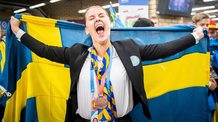  Inför 200,000 besökare tog Jonna Mjörnell emot priset som världens 3e bästa undersköterska. Nu ska hon plugga vidare till sjuksköterska. Foto: Worldskills Sweden.