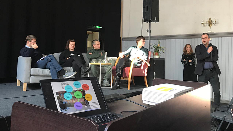 Paneldeltagere Anders Leisner (Huseiernes Landsforbund), Anne-Rita Andal (Leieboerforeningen), Viktor Gjengaard (nestleder i bydelsutvalget), Katja Bratseth (undersøkelsesansvarlig). Helt til høyre: bydelsdirektør Tore Pran gir innspill til panelet