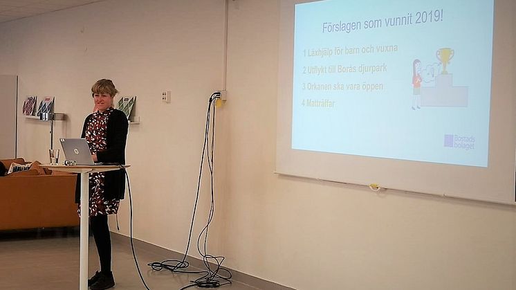 Hilda Wenander, utvecklingsledare på Bostadsbolaget, presenterar de fyra förslag som kommer genomföras med hjälp av boendebudgeten.
