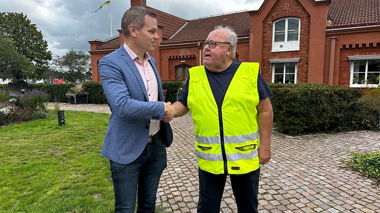 Kommunalråd Andreas Erlandsson och Johnny Mauritz, ordförande för lokala Civilförsvarsförbundet, har skrivit under det nya avtalet.