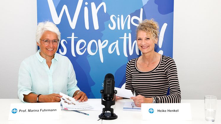 Prof. Marina Fuhrmann (Vorsitzende des VOD, l.)) freut sich für Osteopathie-Botschafterin Heike Henkel (r.) über die Aufnahme in die "Hall of fame des deutschen Sports".