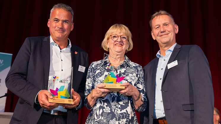 Freuen sich über das "kulturelle Aushängeschild": Samtgemeindebürgermeister und Fürsprecher Mike Schmidt (l.), Preisträgerin Hannelore Krage und Jürgen Noch, Geschäftsführer bei WW.