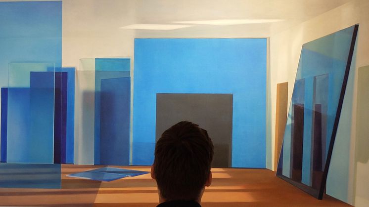 Mand betragter værket "Space without a place" (2017) af Anette Harboe Flensburg (1961-), Kunstmuseum Brandts, foto: Seismonaut