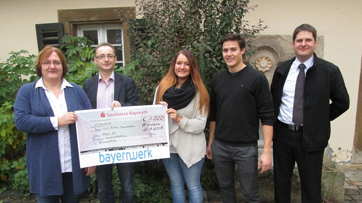 Bayernwerk unterstützt Diakonie Neuendettelsau in Himmelkron - Auszubildende spenden Erlös aus 25-jährigem Jubiläum des Ausbildungszentrums Bayreuth