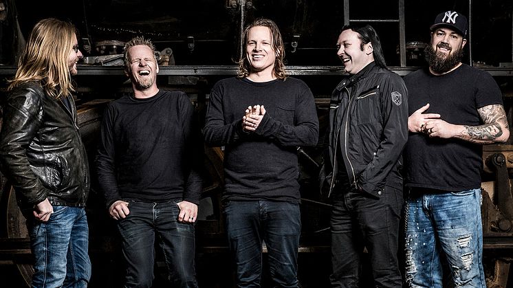 tAKiDA FIRAR 20 ÅR OCH ÅKER PÅ TURNÉ
