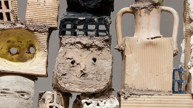 Foto fra udstillingen 'LER!' Miquel Barceló, Pared Seca (Tørre vægge), 2018. Fotograf: Anders Sune Berg ©Museum Jorn. Udstillingen modtog bevilling ved Bikubenfondens seneste ansøgningsrunde.