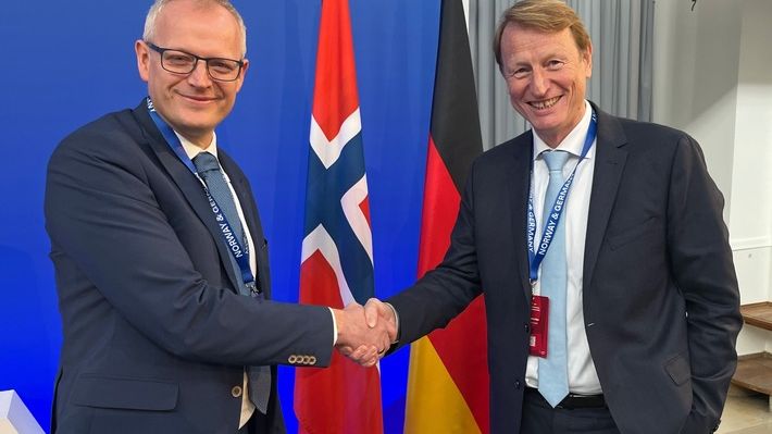 Bjørgulf Haukelidsæter Eidesen, CEO von Horisont Energi, und Ulf Heitmüller, CEO der VNG AG (Bildquelle: VNG)