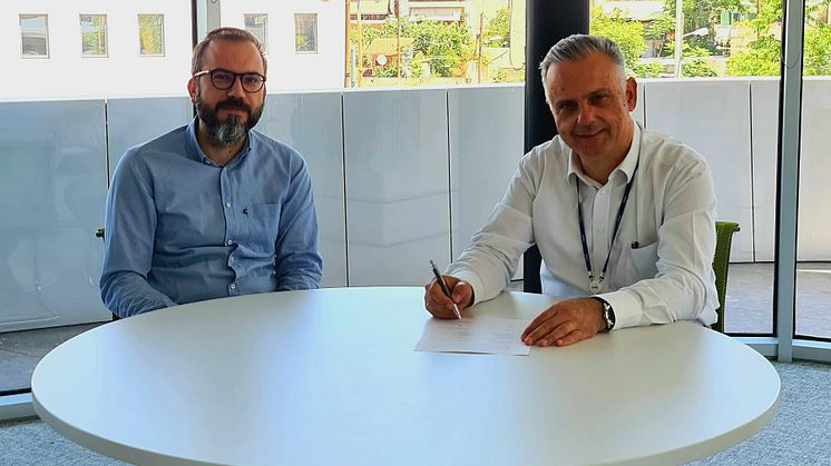 Maran Gas Maritime’s Andreas Spertos (EVP, Technical Director) and Spyros Gertsos (Senior Fleet Manager, Technical Department) sign the contract to roll out KONGSBERG’s K-IMS solution to the entire fleet