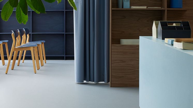 Medium-Marmoleum cocoa 3586 indigo milk