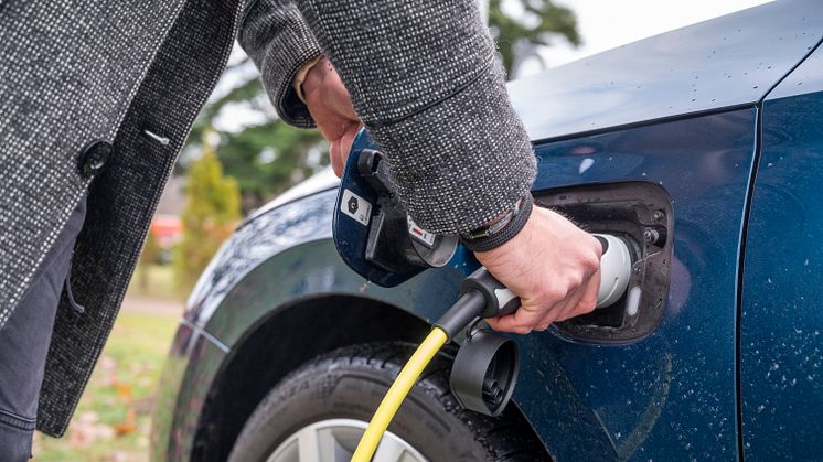 Buchholz_Ladevorgang_eines_E-Autos_an_Ladestation