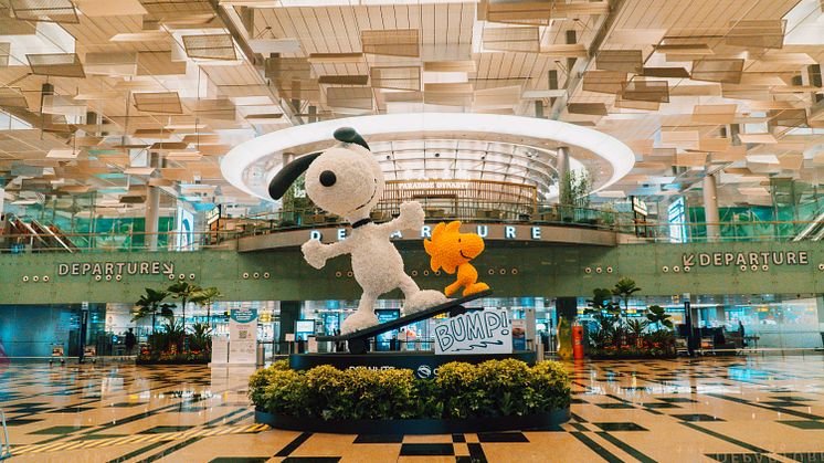  Pose with a 5-metres-tall topiary featuring Snoopy and his best pal Woodstock on a large-moving skateboard at Terminal 3!