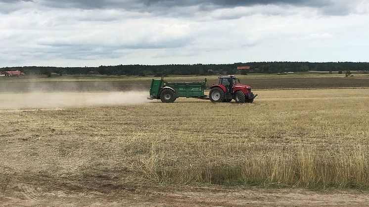Strukturkalkning förbättrar odlingsjorden och minskar förlusten av fosfor. I flera åtgärder som vattenmyndighetens föreslår förväntas det att jordbrukare ska genomföra det arbete som ger effekt i vattenmiljön. Foto: Dennis Wiström.