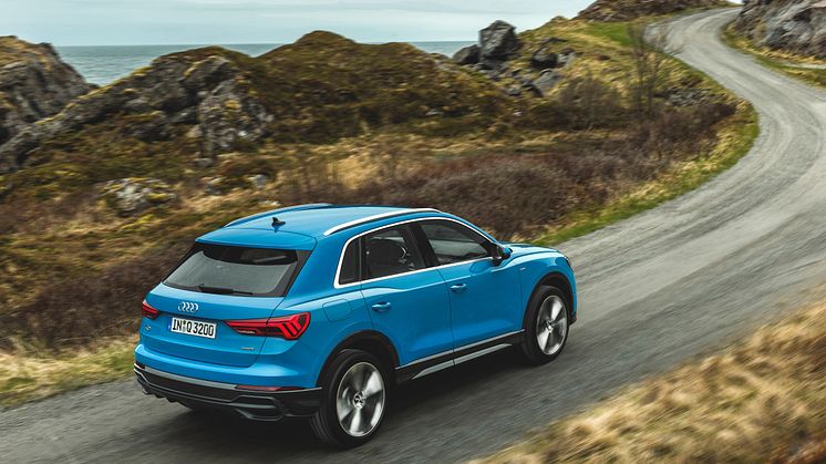 Audi Q3 (turboblå) dynamisk bagfra