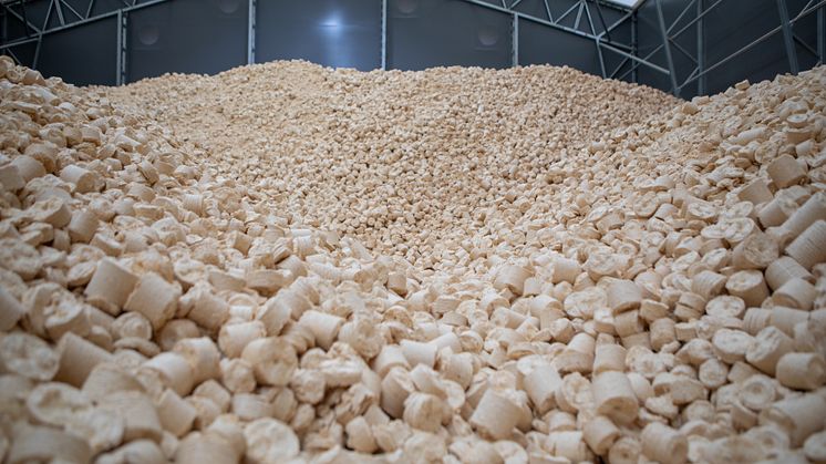 1 600 ton briketter kommer kunna hanteras i det nya lagret i Floby som Solör Bioenergi byggt för att trygga sin fjärrvärmevärmeleverans. Foto: Emanuel Ström