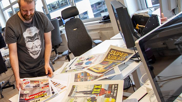Grafisk ansvarlig Hogne Totland opplever at imagePRESS C165 gir fullverdige prøvetrykk for ulike reklameaviser og andre trykksaker.