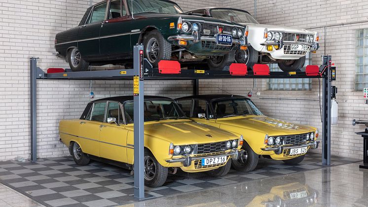 Bilentusiast – utan utrymme hemma? Lyft bilarna till nya höjder, med Verktygsbodens parkeringslyft för fyra bilar.