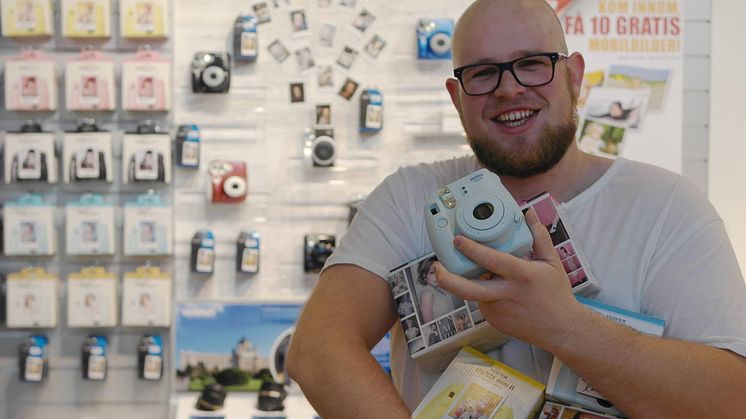 ”Instax är kameran den yngre generationen vill ha" 