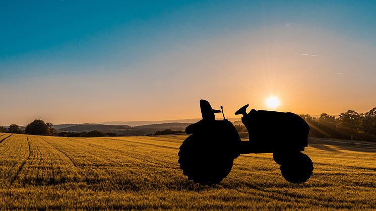 e-tractor-silhouette-1