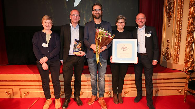 Löfbergs Kent Pettersson, Anders Thorén och Karin Lidberg tog emot priset av Åsa Domeij och Ulf Renée från Axfood. 