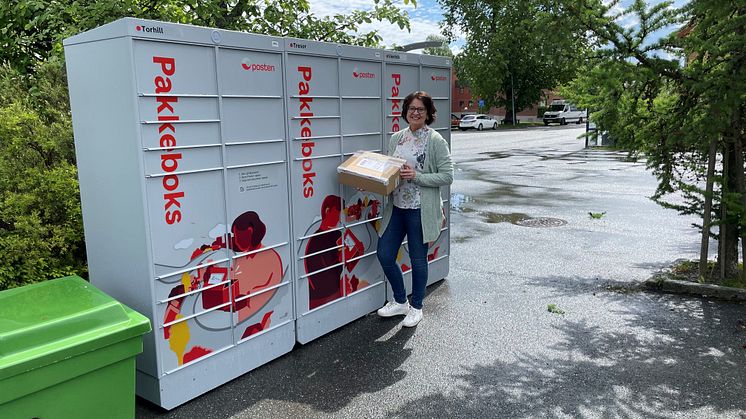 Posten kan nå tilby 3000 utleveringssteder i Norge. Det ble markert når Anneli Abrahamsen, distriktssjef for Posten i Østfold, aktiverte de nye pakkeboksene ved jernbanestasjonen i Rakkestad