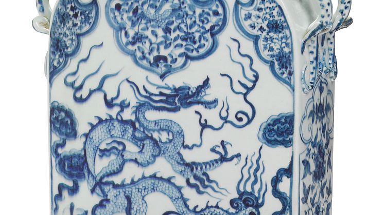 A Chinese porcelain flask.  Estimate: DKK 1-1.5 million / € 135,000-200,000.