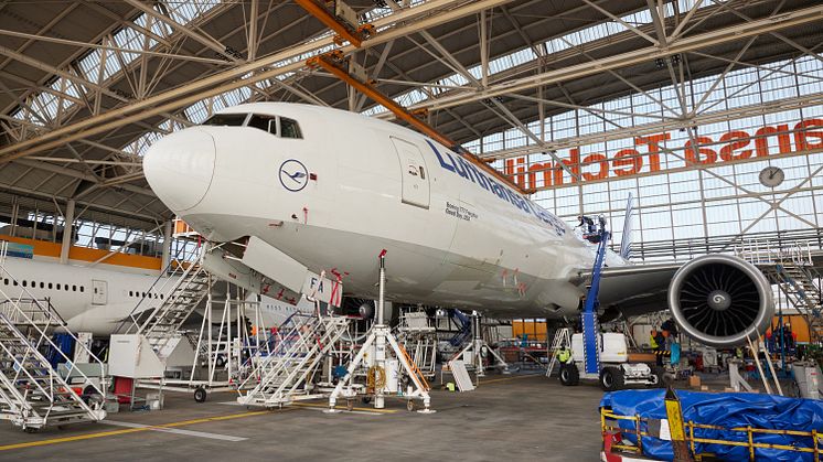 Bei Lufthansa Cargo hebt der weltweit erste Frachter mit der CO2-effizienten AeroSHARK-Technologie ab
