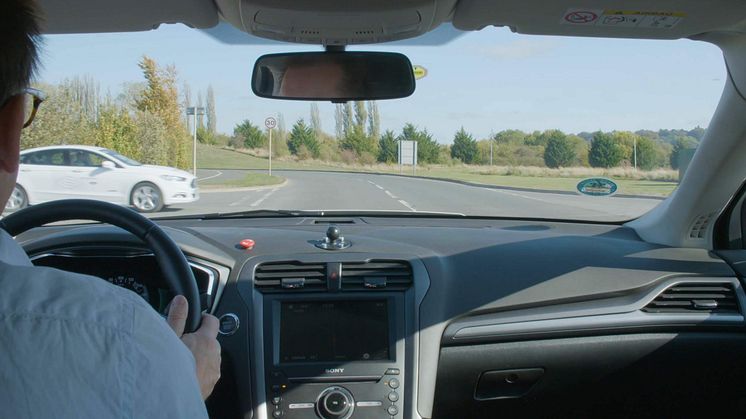 Cum ar fi să găsești mereu semaforul pe culoarea verde? Ford își imaginează un viitor în care mașinile nu vor mai opri înaintea intersecțiilor