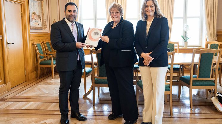 Stortingspresident Masud Gharahkhani mottar NIMs årsmelding for 2023 fra styreleder Trine Skei Grande og direktør Adele Matheson Mestad. Foto: Peter Mydske/Stortinget.