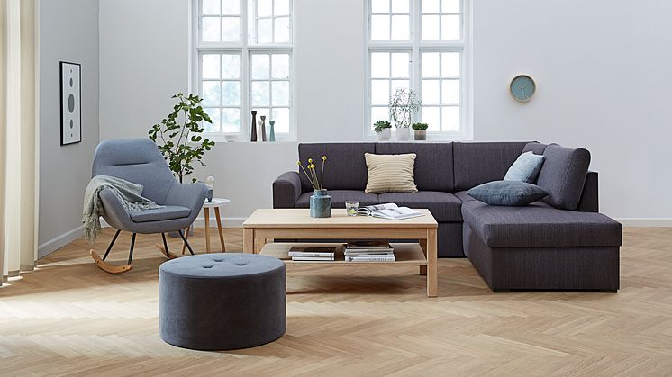 Sitzgelegenheiten für jeden Bedarf - Couch, Sessel und Pouf machen unseren Wohnbereich gemütlich.