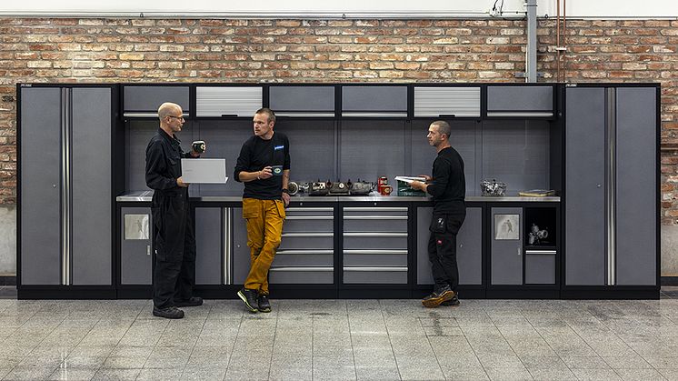 Lars, Ted och Magnus umgås med varsin kopp kaffe vid Verkstadsinredning basic, silver/svart ARTNR: 532672