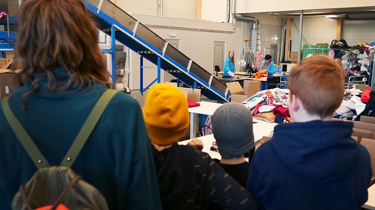 Skolungdomar på besök i Wargön Innovations test- och demoanläggning i samband med Textiljakten.