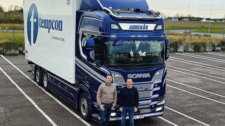 Första bilen med Abbekås Transport & Logistiks nya logga. På bilden Urban Andersson, vd, och Tomas Wallin Jönsson, operativ chef.