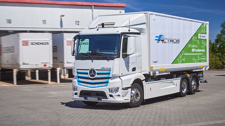 Efter två års tester rullar nu eldrivna tunga lastbilen Mercedes-Benz eActros i vardagstrafik för DB Schenker i Leipzig.