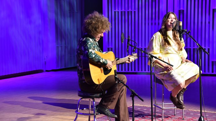 Wille Alin och Linnea Henriksson framför två musikstycken tillsammans i Halmstads kommuns digitala valborgsfirande. Bilden är tagen under inspelningen på Kulturhuset Najaden.