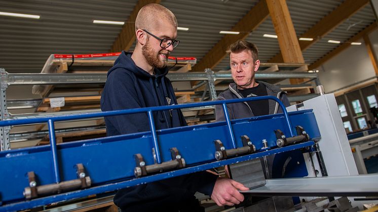 Loke Bodén är lärling hos TakTec i Falun och handleds av Mattias Nordlund. När Loke uppnått "yrkesarbetarstatus", belönas Taktec med 30 000 kronor. Loke tog nyligen SM-brons i plåtslageri - ett kvitto på att lärlingsutbildningen fungerar.