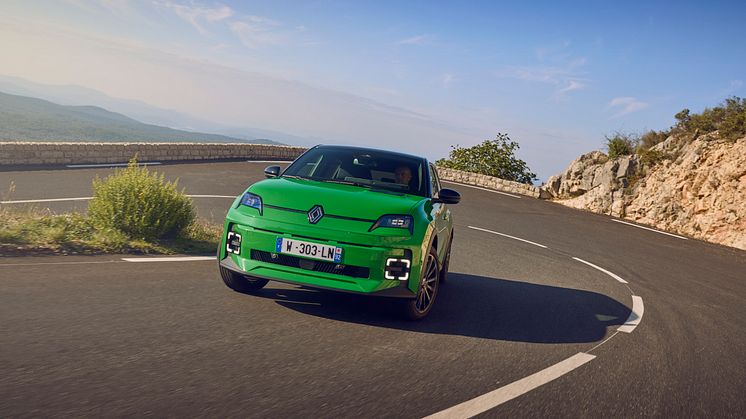 Renault 5 E-Tech electric - techno version - Pop Green!.jpg