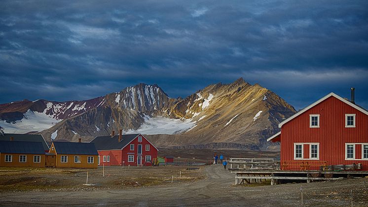Complete-Spitsbergen-Expedition_Illustration-Photo_New-Alesund©Dominic-Barrington