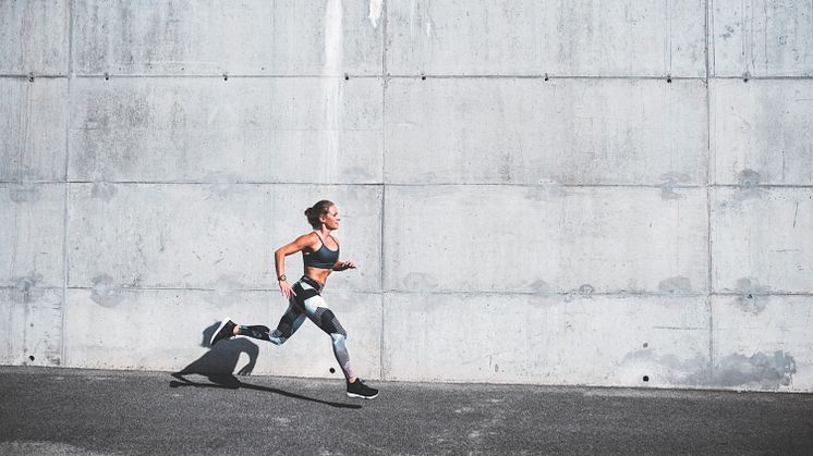 Avancerad smartwatch för löpning och triathlon som ger detaljerad data om din prestation