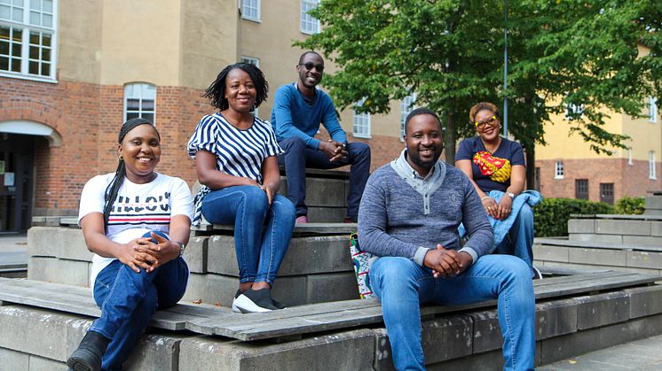 Internationella studenter med SI-stipendium, från vänster: Oluwatosin Aromokun, Gertrude Toezay, Edgar Asiimwe, Elvis Mukogo och Omowunmi Ayinde.